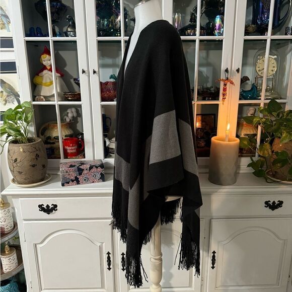BCBGeneration Poncho Fringe Black and Gray One Size - Picture 2 of 5